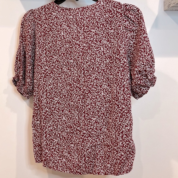 🥀Old Navy Burgundy & White Floral Print V-Neck with Slight Puffed Sleeve Blouse - Picture 5 of 6